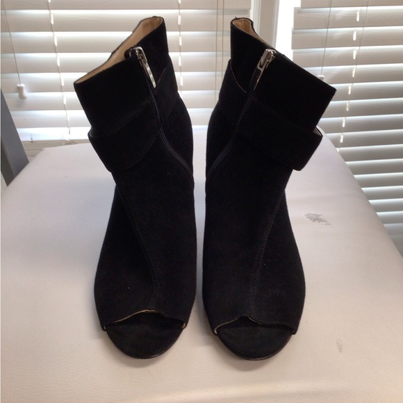 Neiman Marcus Suede Open Toe Shoes 9 - Picture 4 of 12